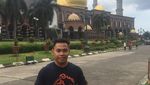 Gaya Traveling Lifter Eko Yuli, Manusia Terkuat Asia
