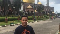 Eko Yuli juga berwisata religi ke Masjid Kubah Emas di Depok. Siapa tahu tambah adem hati dan pikiran, begitu kata lifter jagoan ini (ekopower62/Instagram)