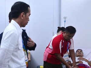 Momen Jokowi Jenguk Anthony Ginting yang Sudah Berjuang Sekuat Tenaga