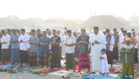 Bahkan warga terlihat tak mengenakan masker saat melaksanakan salat (Foto: Dok. ANTARA Foto/Jessica Helena Wuysang)