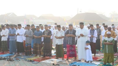 Tanpa Masker, Warga Pontianak Salat Id Berselimut Asap