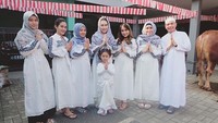 Ayu Ting Ting merayakan momen Idul Adha dengan tampil mengenakan baju berwarna putih dengan orang tua, adik, dan Bilqis sang putri. Foto: (instagram)