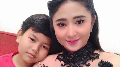 8 Momen Kebersamaan Dewi Perssik dan Anaknya