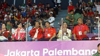 Jokowi hadir dengan mengenakan kemeja putih dan jaket warna merah.