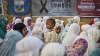 Para warga muslim korban gempa di Lombok merayakan Hari Raya Idul Adha di pengungsian. Antara Foto/Ahmad Subaidi.
