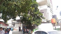 Bagian luar rutan pun tak luput dari keramaian (Foto: Samsudhuha Wildansyah/detikcom)