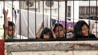 Sejumlah warga menyaksikan proses pemotongan hewan kurban.