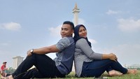 Liburan romantis kenapa tidak? Tidak usah jauh-jauh, Eko dan istri tercinta menikmati momen traveling berdua ke Monas di Jakarta (ekopower62/Instagram)
