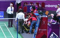 Atlet bulutangkis Anthony Sinisuka Ginting cedera saat menghadapi atlet China dalam pertandingan final kelas beregu Asian Games ke-18