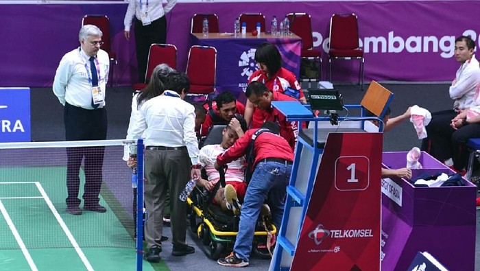 Anthony Sinisuka Ginting mengalami cedera saat menghadapi China di Asian Games 2018 (Foto: Intan - Biro Pers Setpres) Anthony Sinisuka Ginting mengalami cedera saat menghadapi China di Asian Games 2018 (Foto: Intan - Biro Pers Setpres)