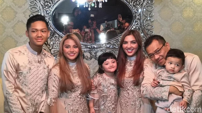 Azriel, Aurel, Arsy, Ashanty, Anang dan Arsya (Foto: Saras/detikhot) Azriel, Aurel, Arsy, Ashanty, Anang dan Arsya (Foto: Saras/detikhot)
