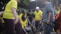 Putra Anang, Azriel menyembelih Kambing yang dikurbankan di hari Idul Adha. (ismail/detikhot)