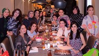 Ini bukti kalau Hana memang dekat dan masuk dalam geng arisan kepompong. Ia terlihat makan malam bersama Krisdayanti, Melly Goeslow, Vona Rosalina hingga Ussy Sulistiawaty. Foto: Instagram hana_fadel