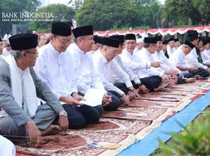 Kompak Memutih, Boediono-Agus Marto-Perry Salat Id Bareng