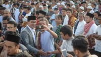 Kehadiran Walikota Bandung Ridwan Kamil untuk melaksanakan Salat Idul Adha di Alun-Alun Cicendo, Bandung menarik perhatian warga. Dalam kesempatan tersebut, Ridwan Kamil berpamitan kepada jamaah serta memohon doa restu untuk menjadi Gubernur Jabar. Antara Foto/ Raisan Al Farisi.