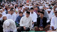 Tampak bakal cawapres Sandiaga Uno ikut serta melaksanakan Salat Idul Adha di Monumen Perjuangan Jatinegara. Sandi tiba di lokasi pada pukul 06.23 WIB.