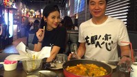 Meski ada ramen di depannya, Calista lebih memilih makan kentang goreng. Nyam-nyammm! Foto: Instagram xcalikins
