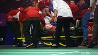 Anthony ditandu ke luar lapangan. Indonesia pun kalah dan untuk sementara ketinggalan 0-1 dari China.