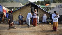 Sejumlah warga korban gempa berrsalaman usai melaksanakan Salat Idul Adha 1439 H di Posko Pengungsian Desa Kekait, Kecamatan Gunungsari, Lombok Barat, NTB, Rabu (22/8). Sebanyak 1400 jiwa pengungsi korban gempa bumi di tenda pengungsian tersebut merayakan hari raya Idul Adha di tenda pengungsian dan menyembelih hewan kurban sebanyak 30 ekor sapi sumbangan dari para donatur. (Foto: ANTARA FOTO/Ahmad Subaidi)