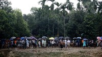 Usai melaksanakan salat Idul Adha warga Rohingya berkumpul untuk menyaksikan penyembelihan hewan qurban. Mohammad Ponir Hossain/Reuters.