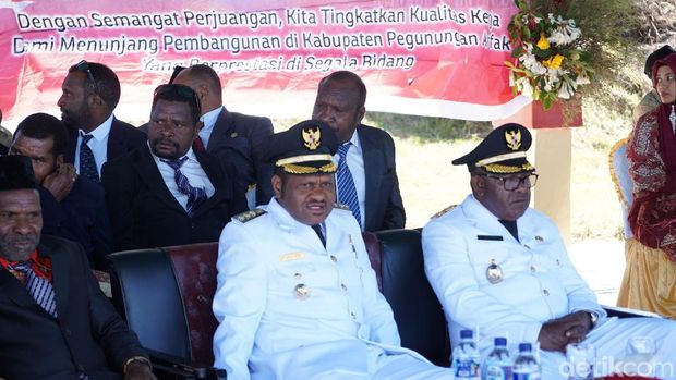 Bupati Kabupaten Pegaf, Yosias Saroy