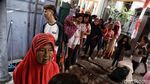 Warga Antre Pembagian Daging Kurban di Jakut