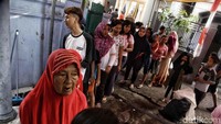 Warga mengantre daging kurban di Yayasan Al Kahfi, Jakarta Utara, Rabu (22/8/2018).