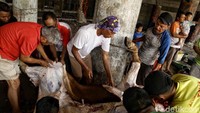 Sejumlah warga melakukan pemotongan hewan kurban di Warakas, Jakarta Timur, Rabu (22/8/2018).