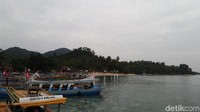 Kapal-kapal yang biasa mengantarkan turis terikat di pingir dermaga dan bergoyang meengikuti ritme ombak yang lembut. (Syanti/detikTravel)