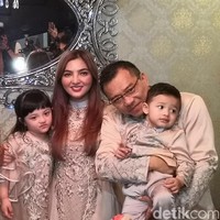 Ashanty tak terima ketika suaminya, Anang Hermansyah dikritik oleh Jerinx SID. Dia pun membela Anang. Menulis panjang lebar di Instagram Story, Ashanty menyayangkan perilaku Jerinx yang disebut musisi hebat, tapi hanya bisa mengkritisi dan menjelek-jelekan nama orang tanpa tahu apa-apa. Suami saya mungkin akan diam, karena dia lagi fokus di akhir masa jabatannya untuk memperjuangkan UU musik! Tapi kami keluarga tidak akan diam mas, balas Ashanty. Foto: (Saras/detikhot)