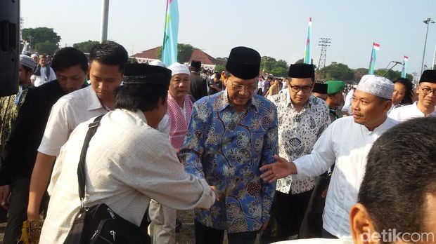 Bersama Ribuan Warga, Sultan HB X Salat Id di Alun-alun Yogya
