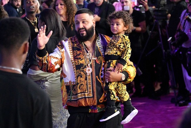 Jika ditotal, penampilan keluarga kecil ini di MTV VMAs mengenakan koleksi Versace bernilai hingga Rp 86,5 jutaan. Wah, cukup untuk beli lima motor jenis cub. Foto: Getty Images