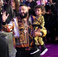 Jika ditotal, penampilan keluarga kecil ini di MTV VMAs mengenakan koleksi Versace bernilai hingga Rp 86,5 jutaan. Wah, cukup untuk beli lima motor jenis cub. Foto: Getty Images