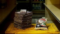 Beras 1 kg dijual seharga 2,5 juta Bolivar. Tumpukan uangnya jauh lebih besar dari pada ukuran karung berasnya. Foto: Dok. Boredpanda