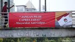 Spanduk Jangan Pilih Capres Jahat Mejeng di JPO Cempaka Putih
