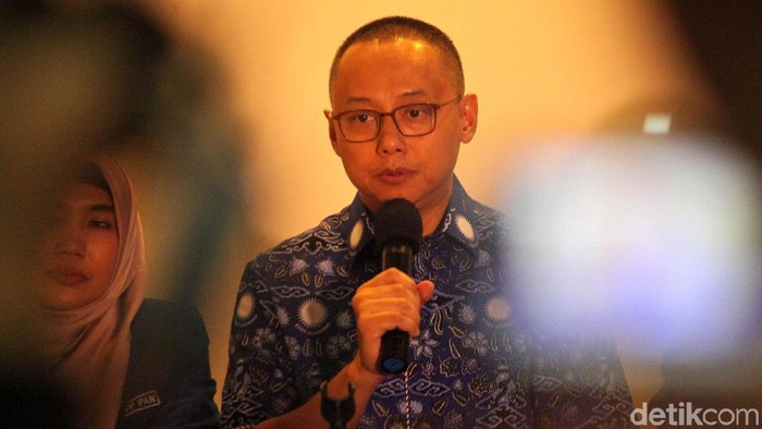 Sekjen Partai Amanat Nasional (PAN) Edy Soeparno bersama jajaran pengurus PAN menyampaikan keterangan pers mengenai HUT ke-20 PAN di Kantor DPP PAN, Jalan Senopati, Jakarta Selatan, Rabu (22/8/18). HUT PAN mengusung tema Bela Rakyat, Bela Umat.