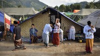 Sebanyak 1400 jiwa pengungsi korban gempa bumi di tenda pengungsian tersebut merayakan hari raya Idul Adha di tenda pengungsian dan menyembelih hewan kurban sebanyak 30 ekor sapi sumbangan dari para donatur. Antara Foto/Ahmad Subaidi.