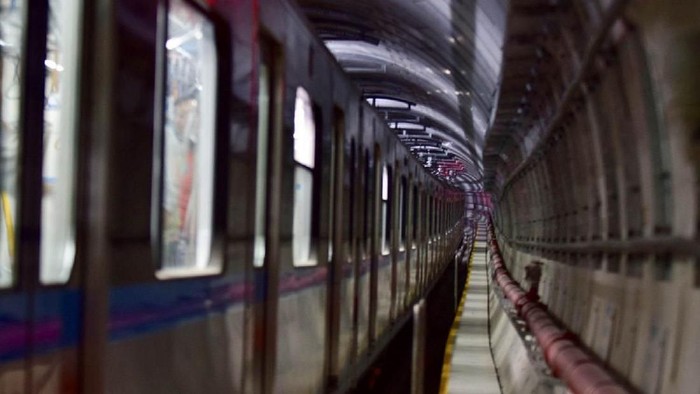 Kereta MRT Jakarta yang tengah melakukan uji persinyalan telah melaju hingga stasiun terakhir di Bundaran HI. Untuk pertama kalinya, kereta MRT Jakarta melintas di jalur bawah tanah.