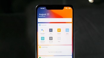 Di bagian depan tidak ada tombol fisik, namun di area poni, Xiaomi menyisipkan sensor inframerah untuk mendukung fitur face unlock. Foto: Pocophone F1 (Edgadget)