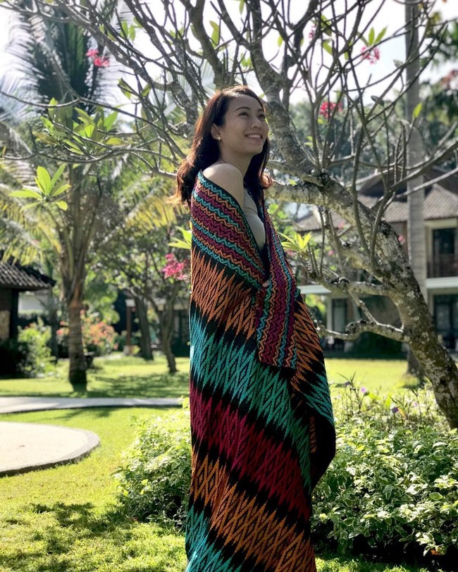 Sheila mengaku suka menghabiskan waktu senggangnya dengan travelling. Aku suka mengeksplorasi berbagai destinasi wisata di Indonesia terutama pantai,” katanya. Dan inilah gaya Sheila saat liburan ke Lombok. Dia berpose memakai tenun khas pulau tersebut. Foto: Dok. Instagram Berllian Marsheilla