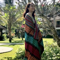 Sheila mengaku suka menghabiskan waktu senggangnya dengan travelling. Aku suka mengeksplorasi berbagai destinasi wisata di Indonesia terutama pantai,” katanya. Dan inilah gaya Sheila saat liburan ke Lombok. Dia berpose memakai tenun khas pulau tersebut. Foto: Dok. Instagram Berllian Marsheilla