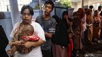 Warga Antre Pembagian Daging Kurban di Jakut