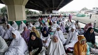 Sejumlah warga melaksanakan Salat Idul Adha di Masjid Babah Alun, Jakarta.