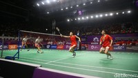 Fajar Alfian/Muhammad Rian Ardianto bertanding melawan Zhang Nan/Liu Cheng di partai keempat final bulutangkis beregu putra Asian Games 2018 yang digelar di Istora Senayang, Jakarta, Rabu (22/8).