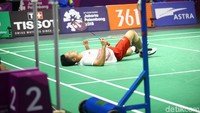 Anthony tergeletak di lapangan karena cedera.