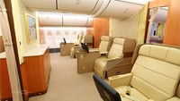 Foto: Secara teknis pesawat jenis Boeing 747-8 tersebut dapat menampung hingga 467 penumpang. Namun, demi kenyamanan jumlah kursinya dipangkas hingga 76 penumpang saja (Controller)