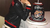 Ulang tahun Calista lebih mewah dengan kehadiran cake berwarna merah hitam. Tak main-main, cake ini bertema Gucci lho! Foto: Instagram xcalikins