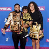 Produser hip-hop DJ Khaled selalu menyita atensi dengan gayanya yang mewah dan sesekali nyentrik. Namun saat berkarya, pria berdarah Palestina sulit memungkiri besarnya pengaruh kepercayaan yang dianutnya. Jika kamu bertanya apakah saya Muslim yang sempurna, jawabannya tidak. Namun, iman saya yang menjadikan saya pribadi seperti saat ini, dengan cinta dan hormat yang saya berikan. Saya menyukai mereka yang mencintai Tuhan, ujar DJ Khaled kepada Esquire Middle East pada 2018.  (Foto: Getty Images)