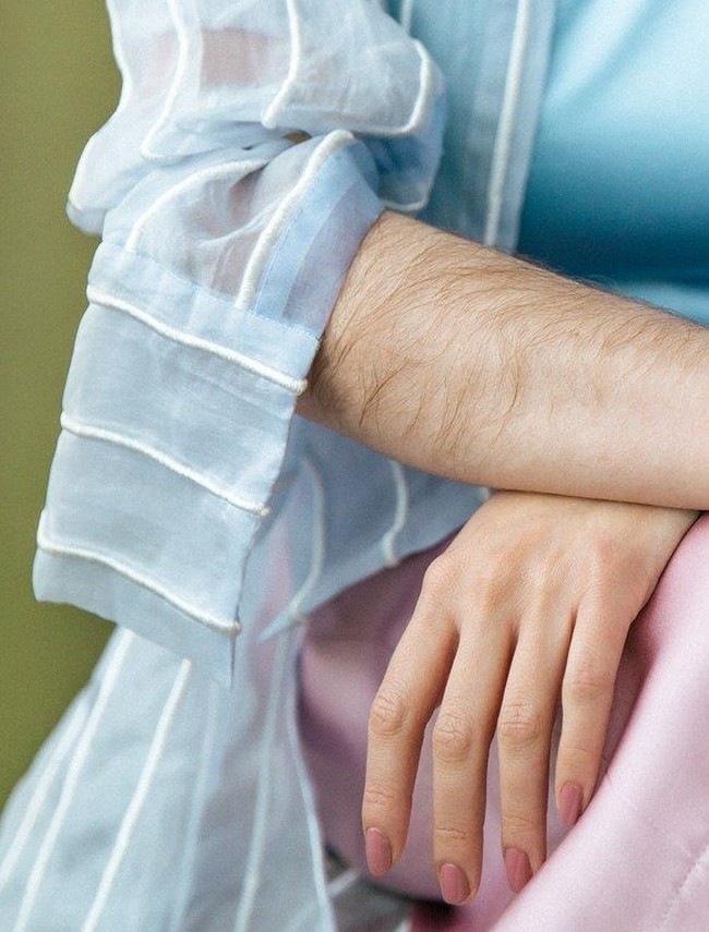 Pernah coba bercukur, Sam pun akhirnya berhenti karena tak ingin didikte lingkungan dan lelah melakukannya. Aku tidak berpikir rambut dan feminitas perlu diasosiasikan, katanya. Foto: Heather Hazzan/Allure