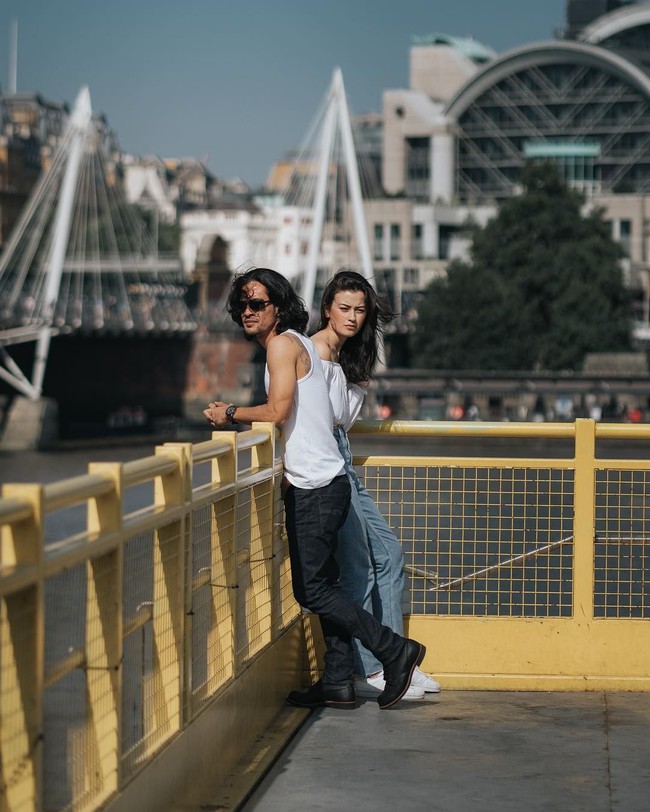 Pasangan dengan perbedaan usia delapan tahun itu terlihat tidak melakukan pemotretan foto prewedding dengan konsep unik atau ekstravagan. Meski begitu, rangkaian foto mereka tampak menawan. Foto: Dok. Instagram @kimbrlyryder